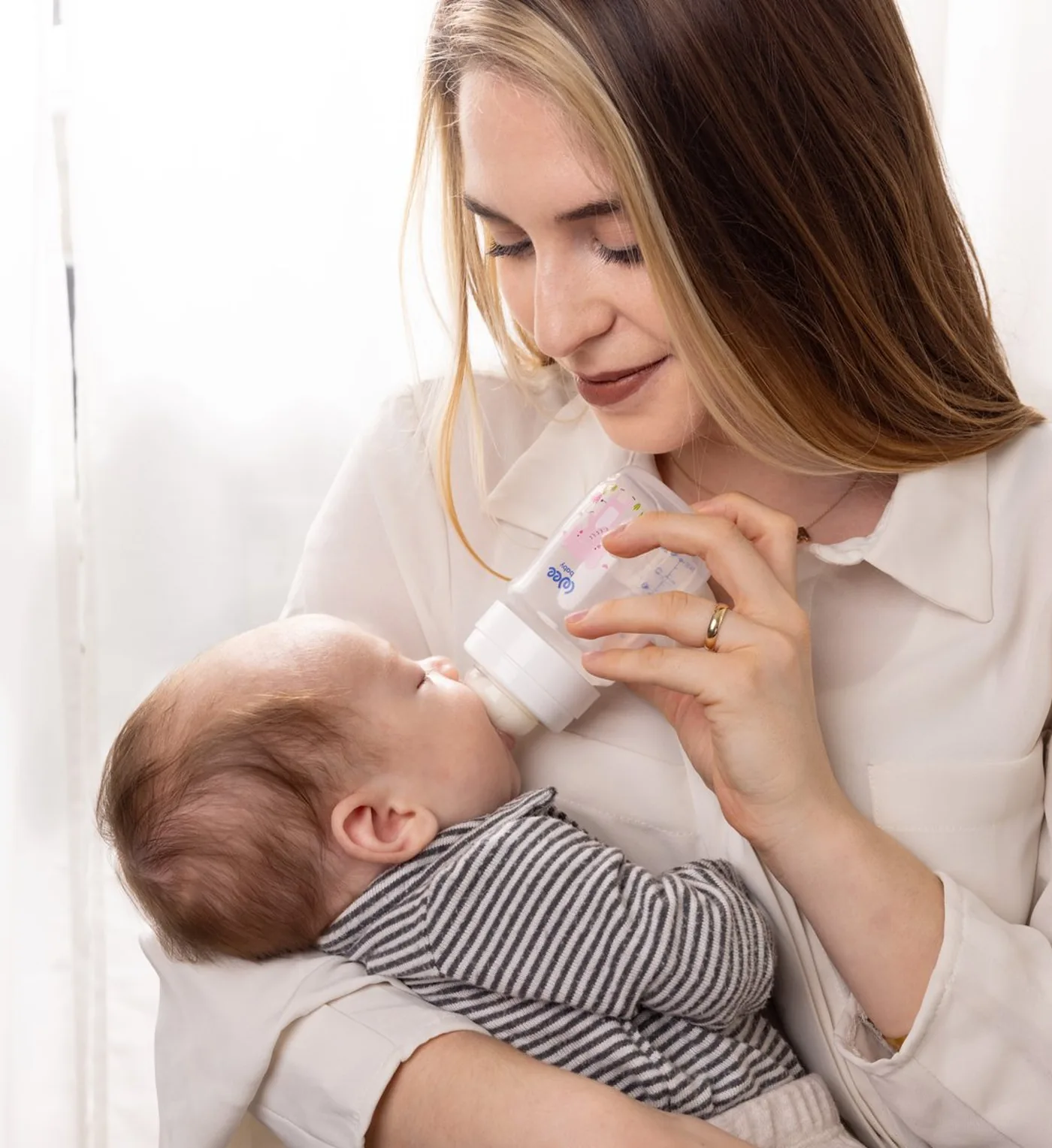 Мама кормит малыша из бутылочки Wee Baby